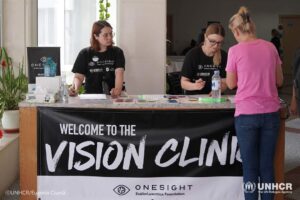 Read more about the article Free examination and eye glasses for refugees at the mobile eye clinic in Chisinau.
